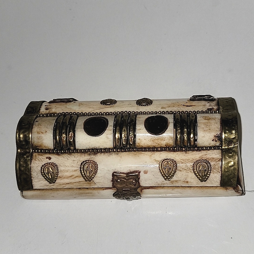 VINTAGE RECTANGULAR BONE & BRASS INLAY TRINKET, JEWELRY OR TREASURE BOX